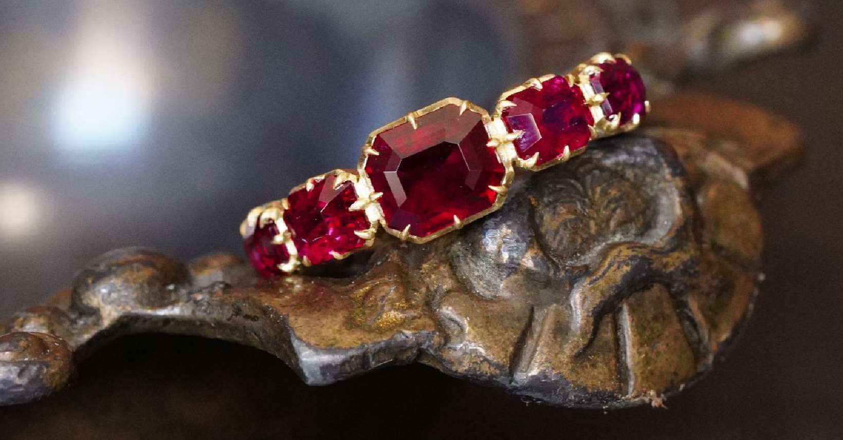 Antique Treasures: Unearthing Vintage Jewelry in Online Marketplaces